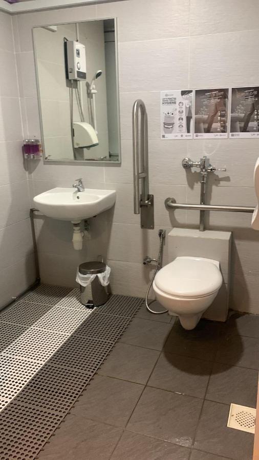 Single Sharing Room And Short Hours Stay At Sandpiper Hotel Singapura Exterior foto